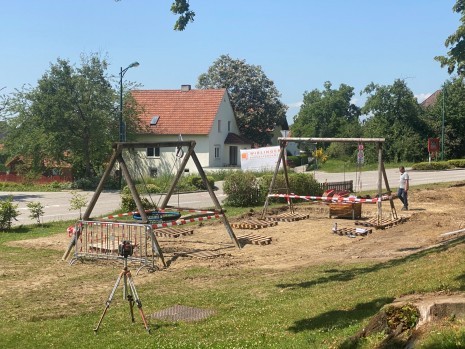 KW 26_Kinderspielplatz wird errichtet_erste Geräte4.jpg