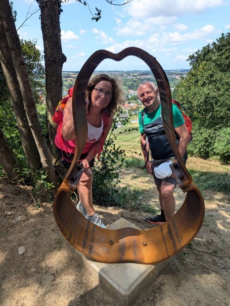 Birnenskulptur an der Rasstation mit Blick über Ernsthofen