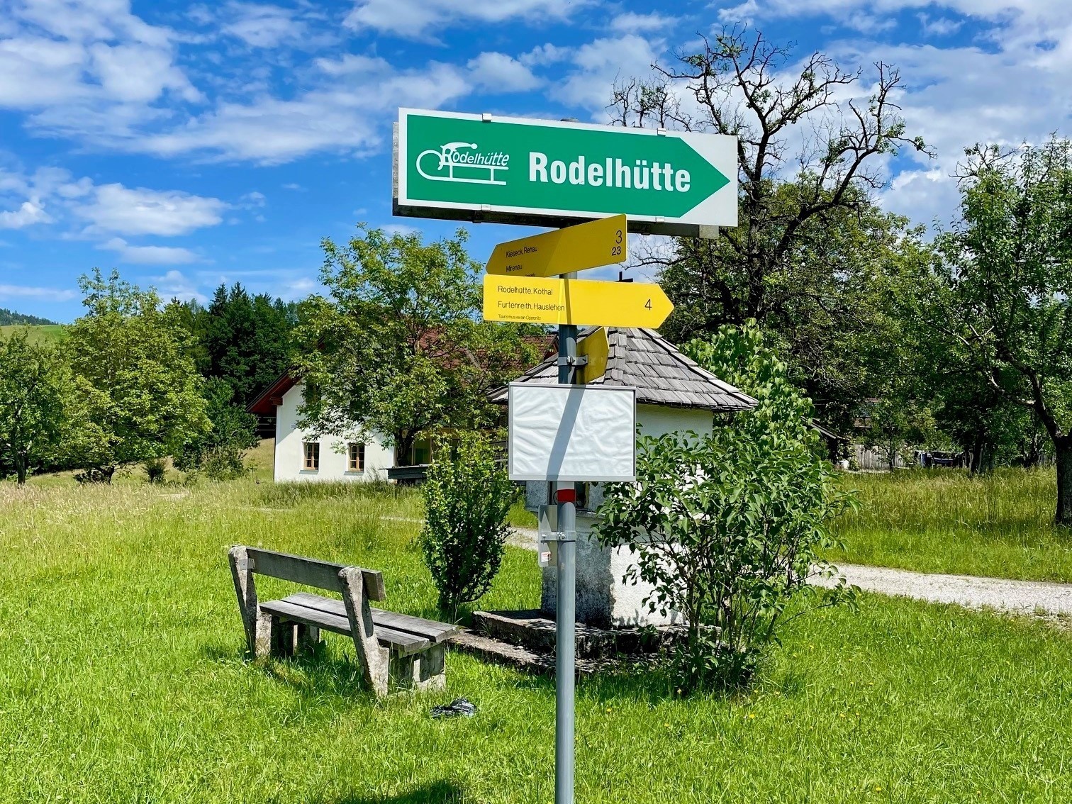 Grabenrundweg über Rodelhütte.jpg