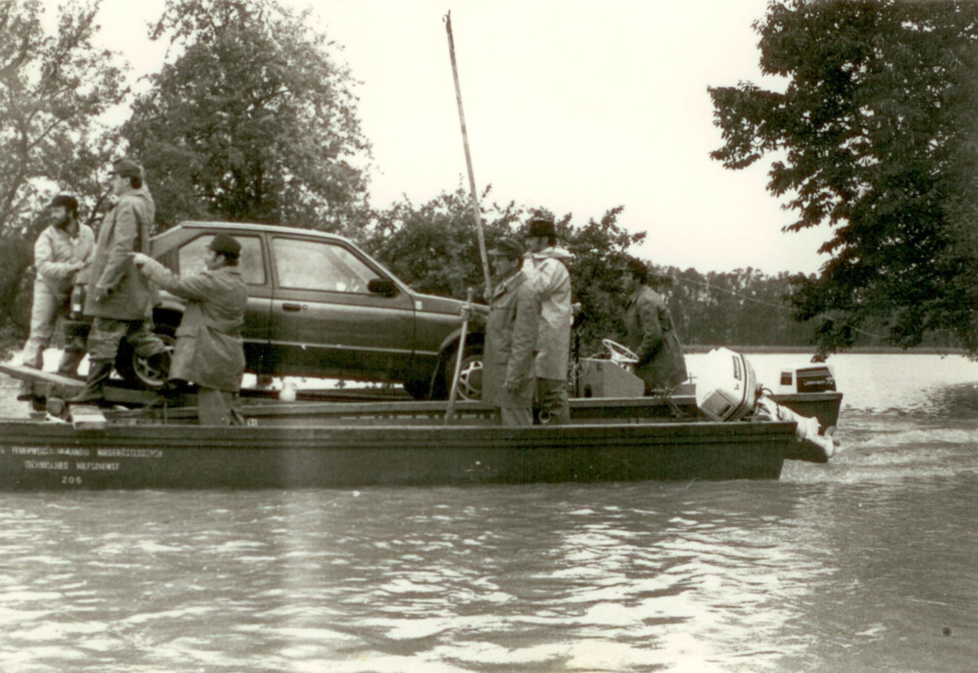 @Schartmüller_Au_Autobergung mit Ponton_cs 1980.jpg