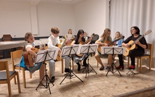 Gitarrenensemble mit Gundi Hörtler.jpg