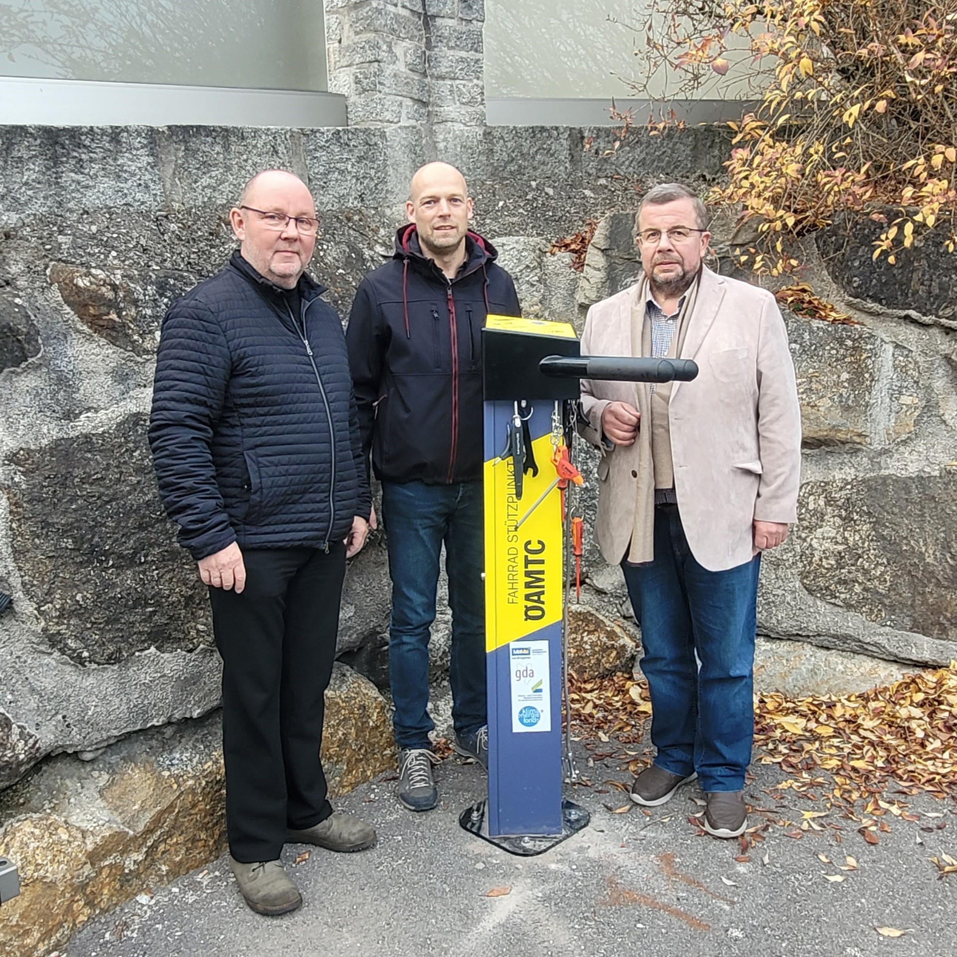 Foto1 Radreperatursäule Parkplatz Zeilinger mit Personen(c)Marktgemeinde Neustadtl an der Donau - Kopie.jpg