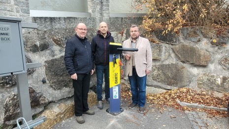 Foto1 Radreperatursäule Parkplatz Zeilinger mit Personen(c)Marktgemeinde Neustadtl an der Donau.jpg