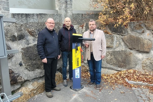Foto1 Radreperatursäule Parkplatz Zeilinger mit Personen(c)Marktgemeinde Neustadtl an der Donau