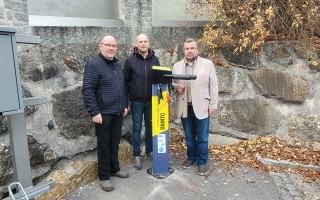 Foto1 Radreperatursäule Parkplatz Zeilinger mit Personen(c)Marktgemeinde Neustadtl an der Donau.jpg