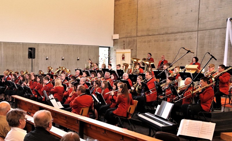 Orchestersonate: Eine große Orchesterband spielt in einem Raum mit Betonwänden und Sitzreihen.