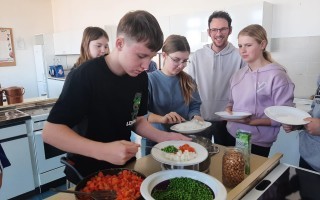 Beim gemeinsamen Kochen Lehrer Thomas Ruckensteiner und SchülerInnen.JPG