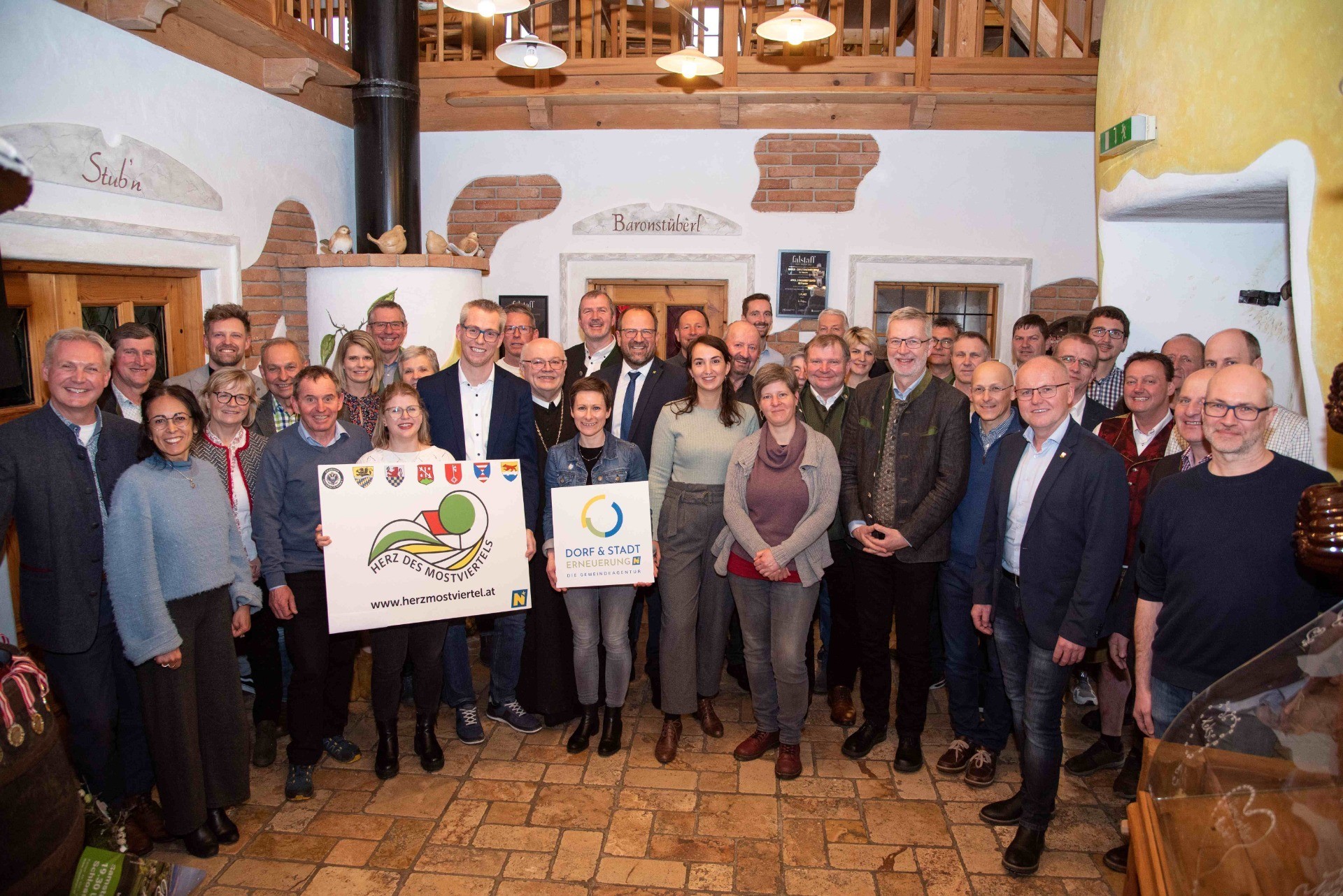 Versammlung von Personen in einem Raum, vermutlich eine Dorfgemeinde Herzogtsdorf.