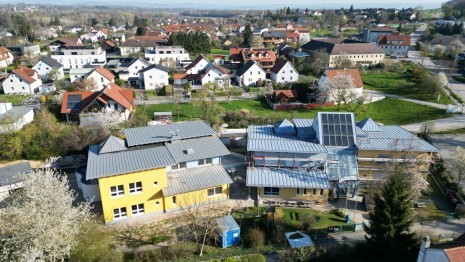 2025-KW15_alt_Neubau_Seitenaufnahme_Eingang_Langweil.jpg