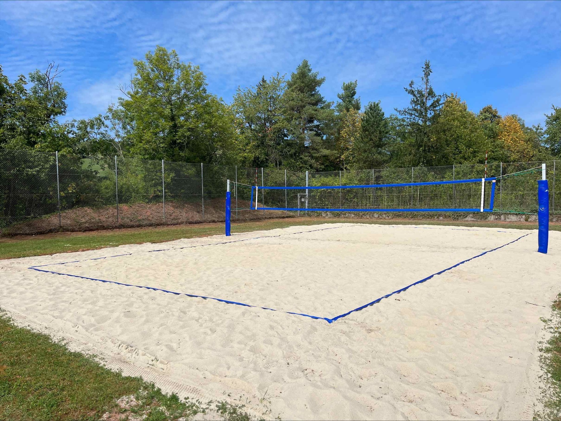 Beachvolleyballplatz Rosenau.jpg