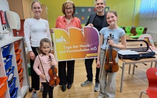 Anna Gollonitsch, Bgm. Maria Kogler, MSV Hubert Kerschbaumer und interessierte Kinder.jpg