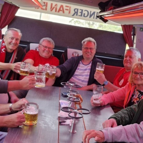 Sitzecke im Fanbus
