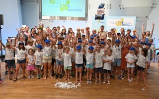 Kinder feiern Geburtstag im Klassenzimmer. Es liegen Konfetti auf dem Boden.