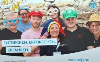 Person mit blauem Cap, vor schwarzem Hintergrund, wahrscheinlich eine Aufnahme von einem Precision Strip.