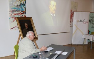 Mann vor einem Gemälde auf einem Tisch.