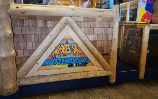 Ein Holzschild mit der Aufschrift 