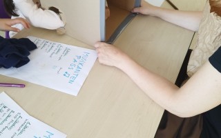 Schulschreibtisch mit einem blauen Überschriftblock.