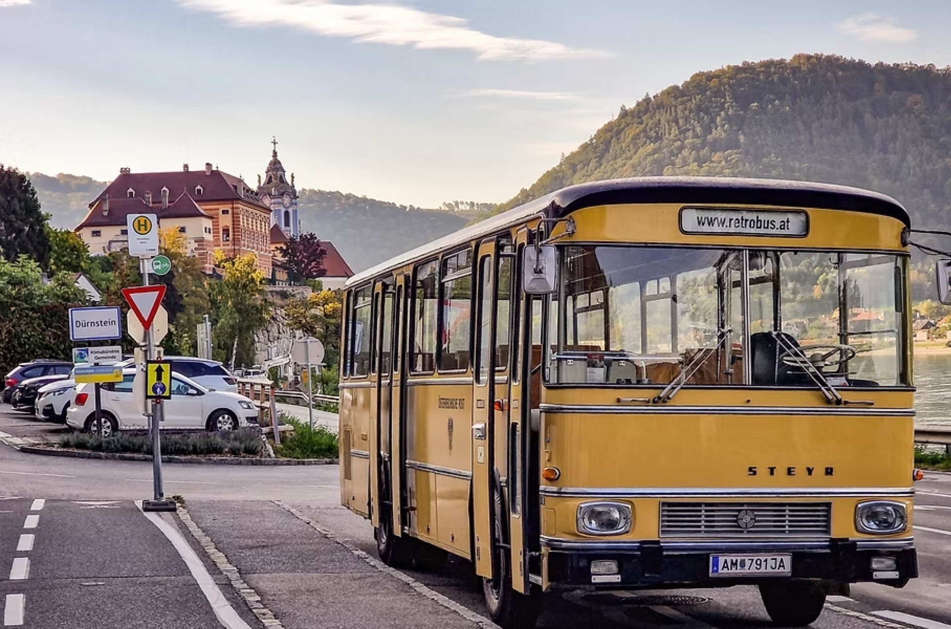 Weistrach_25-05_Schmankerlmarkt_Bus.jpg