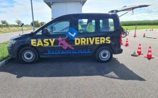 Blaue Fahrzeugbeschilderung mit 