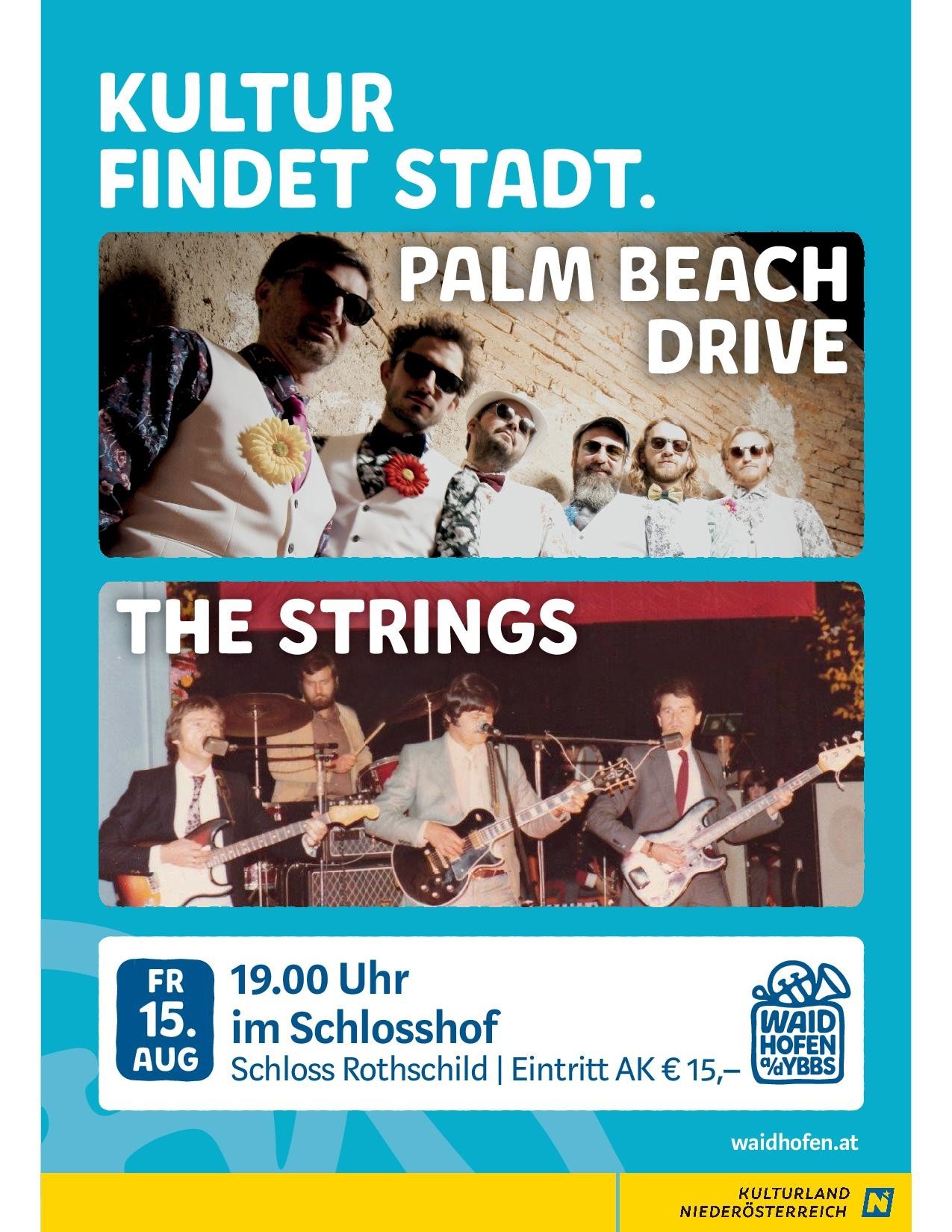 Musiker spielen auf einer Bühne im Schloss Hof.