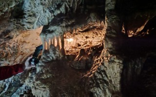 Wand eines grotten, helle Lichtquelle, Kalksteinformationen, dunkler Hintergrund