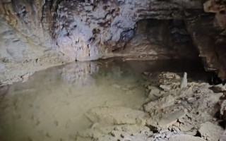 Schlammige Wände eines Felsengewölbes in einem dunklen, grülichen Speisesaal.