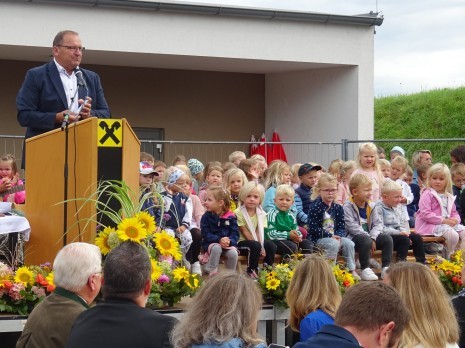 Bürgermeister Christian Lothspieler begrüßte alle anwesenden Personen und bedankte sich nicht nur bei der Kindergarten- und TBE-Leiterin, sondern auch bei den Baufirmen für die großartige Zusammenarbeit.