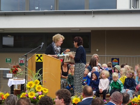 Landesrätin Christiane Teschl-Hofmeister überreichte Kindergartenleiterin Waltraud Luger ein Bienenhotel als Geschenk.