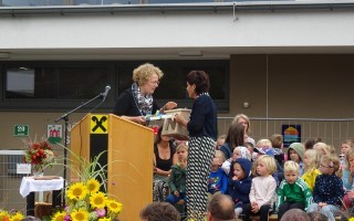 Landesrätin Christiane Teschl-Hofmeister überreichte Kindergartenleiterin Waltraud Luger ein Bienenhotel als Geschenk.