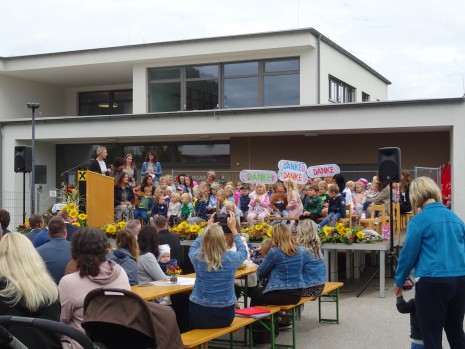 Die Kindergartenkinder bedankten sich mit einem Lied und Schildern.