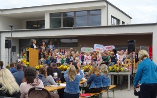Die Kindergartenkinder bedankten sich mit einem Lied und Schildern.