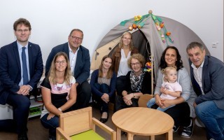 Auch die neu geschaffene Gruppe der Tagesbetreuungseinrichtung wurde von Bezirkshauptmann-Stellvertreter Mag. Manuel Höfer, Astrid Kellerer, Bürgermeister Christian Lothspieler, Tagesbetreuungsleiterin Isabella Gschwandegger, Stefanie Haselsteiner, Landes
