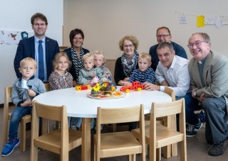 Bezirkshauptmann-Stellvertreter Mag. Manuel Höfer, Kindergartendirektorin Waltraud Luger, Landesrätin Mag.a Christiane Teschl-Hofmeister, BGM Christian Lothspieler, Landtagsabgeordneter Anton Erber und Pfarrer Mag. Johann Lagler im Kiga