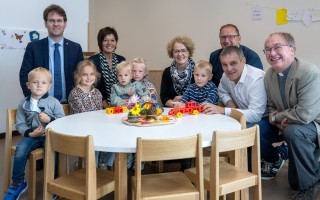 Die Kinder sowie Bezirkshauptmann-Stellvertreter Mag. Manuel Höfer, Kindergartendirektorin Waltraud Luger, Landesrätin Mag.a Christiane Teschl-Hofmeister, Bürgermeister Christian Lothspieler, Landtagsabgeordneter Anton Erber und Pfarrer Mag. Johann Lagler