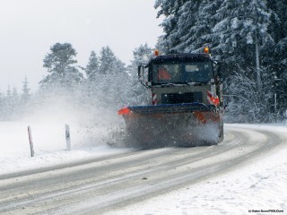 442218_der-schneepflug-kommt-2_rainersturm_pixelio.jpg