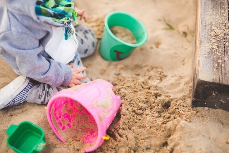 Kind spielt im Sandkasten