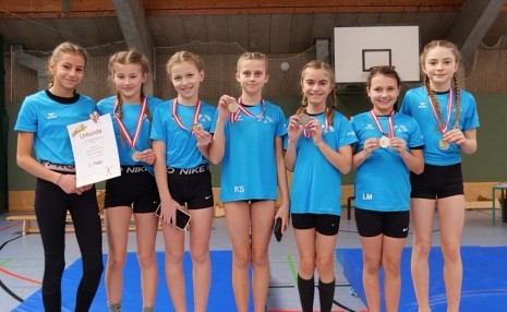 Die 1. Klassen präsentieren stolz ihre Silbermedaille