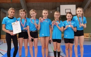 Die 1. Klassen präsentieren stolz ihre Silbermedaille.jpg