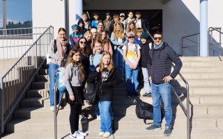 Foto_2_Die 2 Klasse der MS Sonntagberg beim Solebad Göstling.JPG