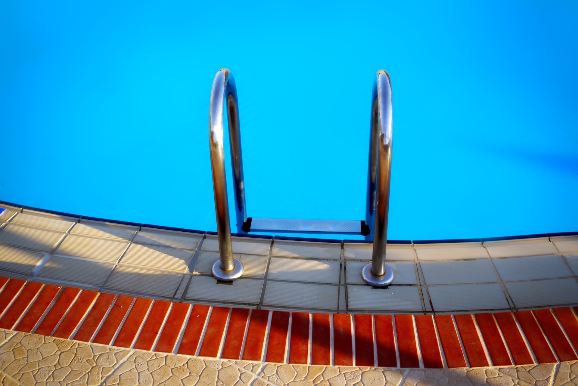 Bild von Albrecht Fietz auf Pixabay Poolbefüllung