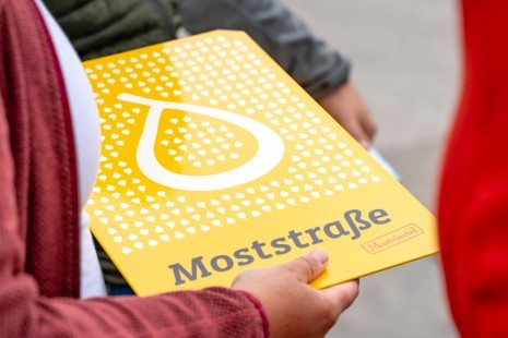 Pressefoto-3-Moststraße-in-neuem-Gewand_Moststraße-Mitgliedsbetriebstafel_c-Gleanhill-Studios.jpg