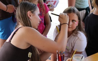Natalie beim Kinderschminken.JPG