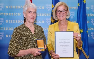 Verleihung Goldenes Ehrenzeichen.jpg