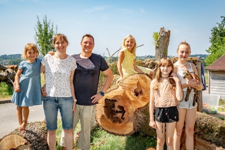 1 - Eremitenfund - Familie Sindhuber (vlg. Oberhochholz) aus Seitenstetten beim umgestürzten, die Eremiten beherbergenden Mostbi.jpg
