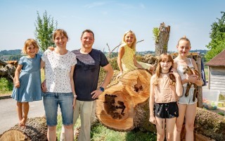 1 - Eremitenfund - Familie Sindhuber (vlg. Oberhochholz) aus Seitenstetten beim umgestürzten, die Eremiten beherbergenden Mostbi.jpg