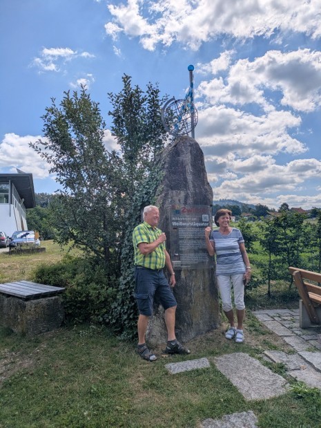 5d Weisswurstäquator Denkmal am 49. Breitengrad  PXL_20260728_091506559