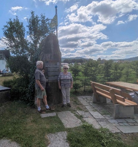 5d Weisswurstäquator Denkmal am 49. Breitengrad  PXL_20260728_091525337