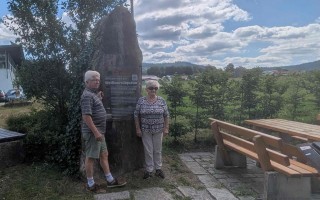 5d Weisswurstäquator Denkmal am 49. Breitengrad  PXL_20260728_091525337.jpg