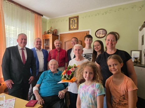 Ehepaar Gugler inkl. Gemeinde und Kinder, Bergerngasse.jpg