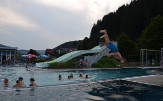 Badeurlaub: Junge macht Salto im Freibad Vorarlberg mit Rutsche